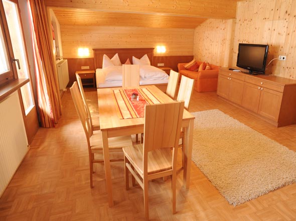 Haus Stern Ferienwohnung Reutehorn Wohnküche mit Doppelbett